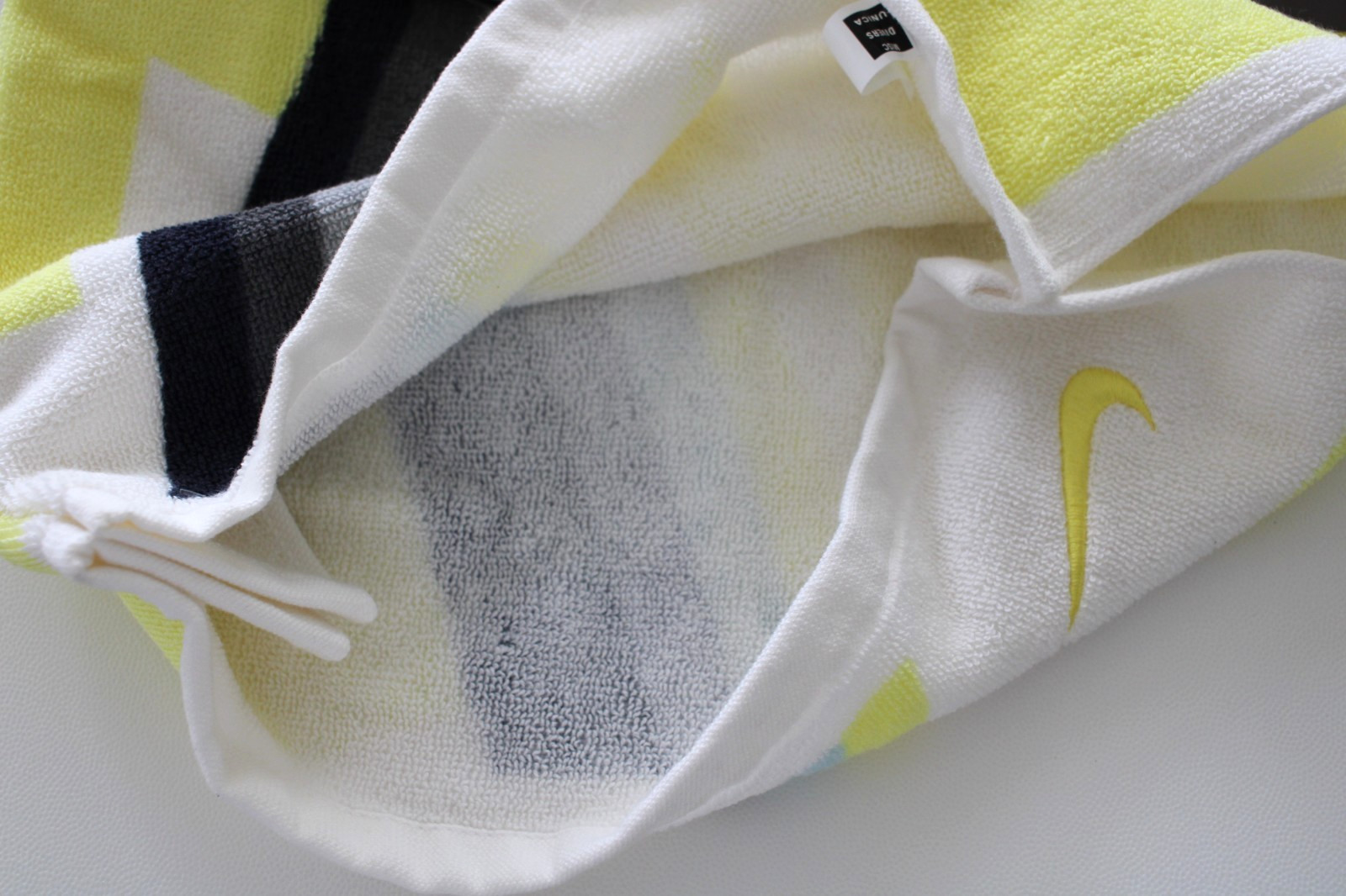 Nike Women’s Graphic Towel Terry 15″ x 31″ White/Yellow/Black