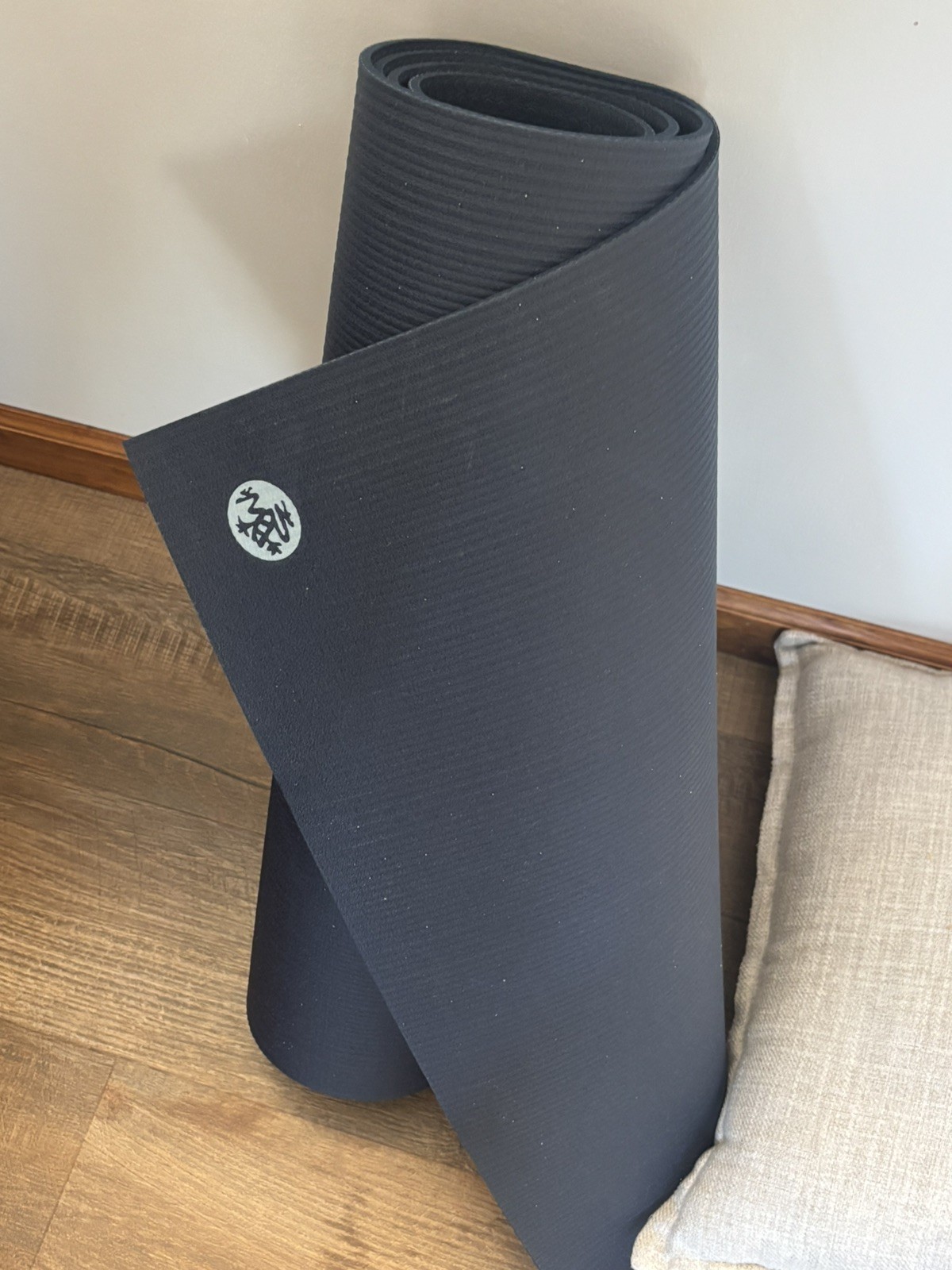 Manduka Prolite Long Yoga Mat 71” x 24″ Midnight Blue – Excellent Condition
