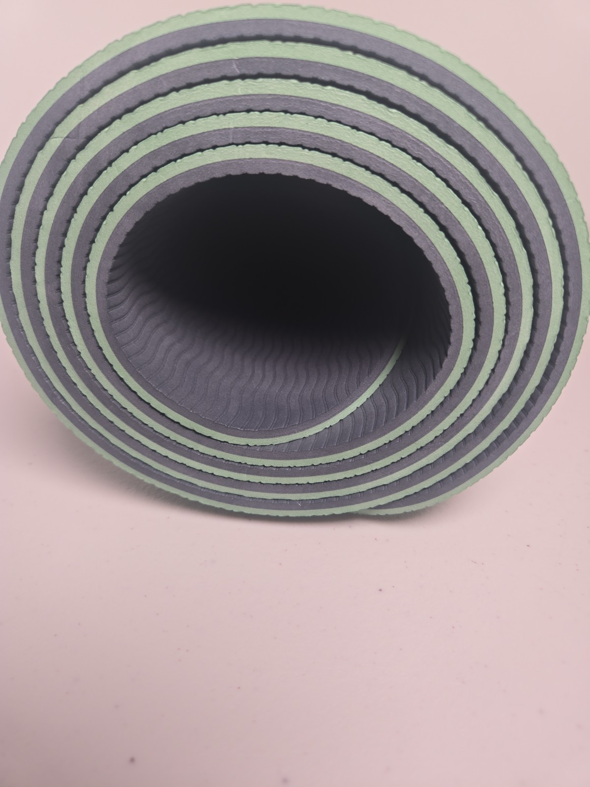 Nautilus Yoga Mat 68x24x6mm Earth Green Slip Resistant Cushion Strap